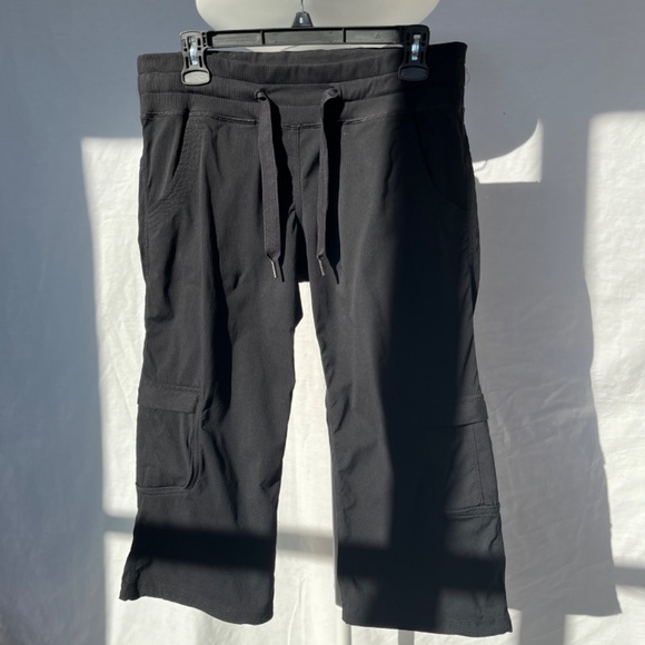 Lululemon (8) capris, in black, with soft waist and 6 pockets! - Picture 2 of 6